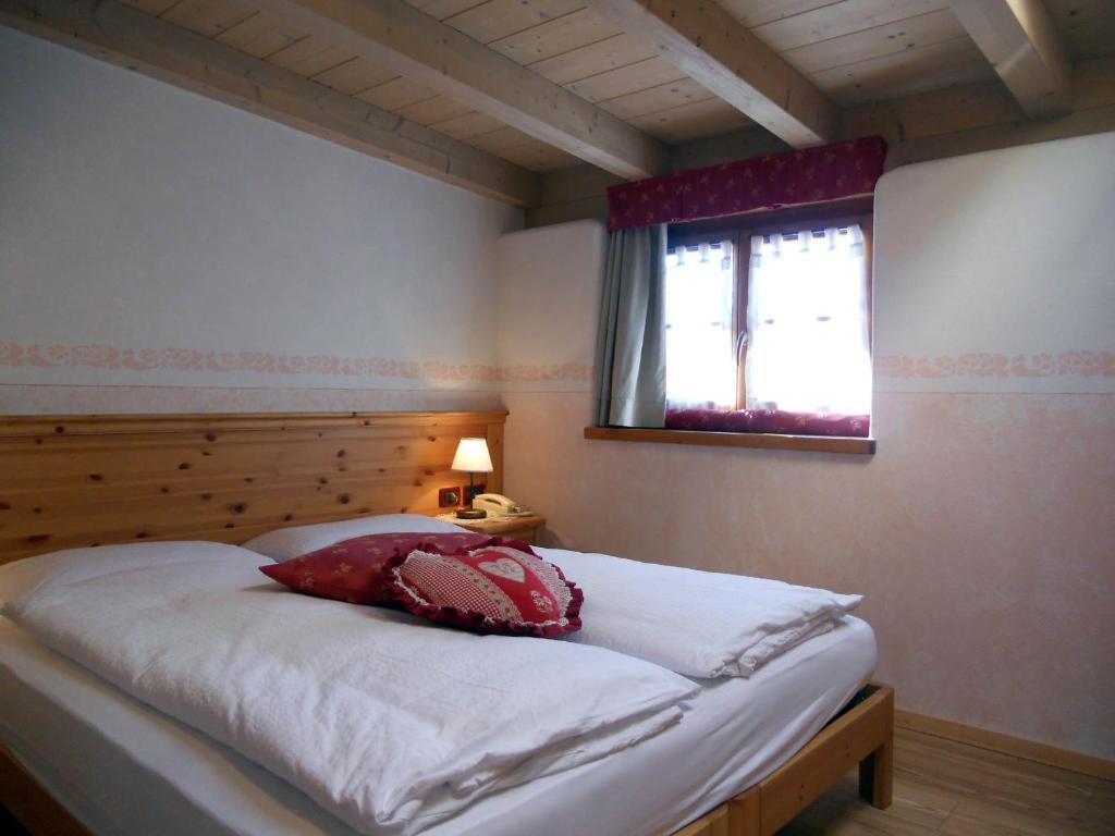 Hotel Garni Salvanel Cavalese Habitación foto