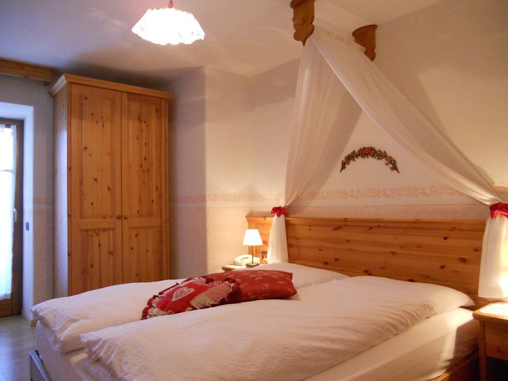 Hotel Garni Salvanel Cavalese Habitación foto